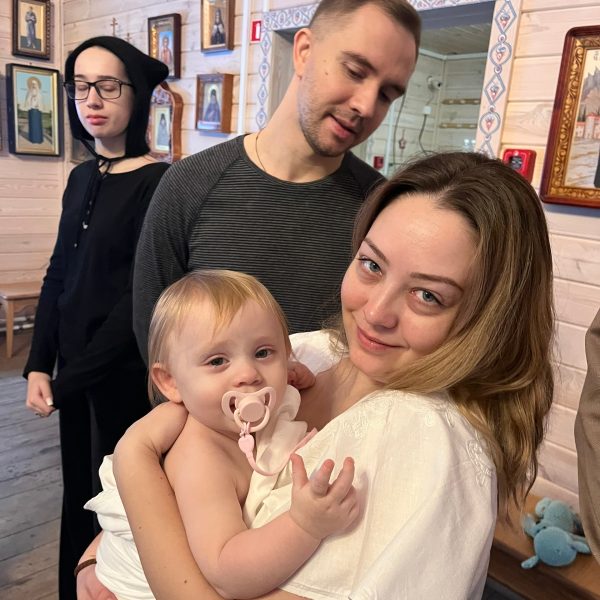 Вчера в нашей семье был особенный день, мы крестили наших родных Светочку и Майю….