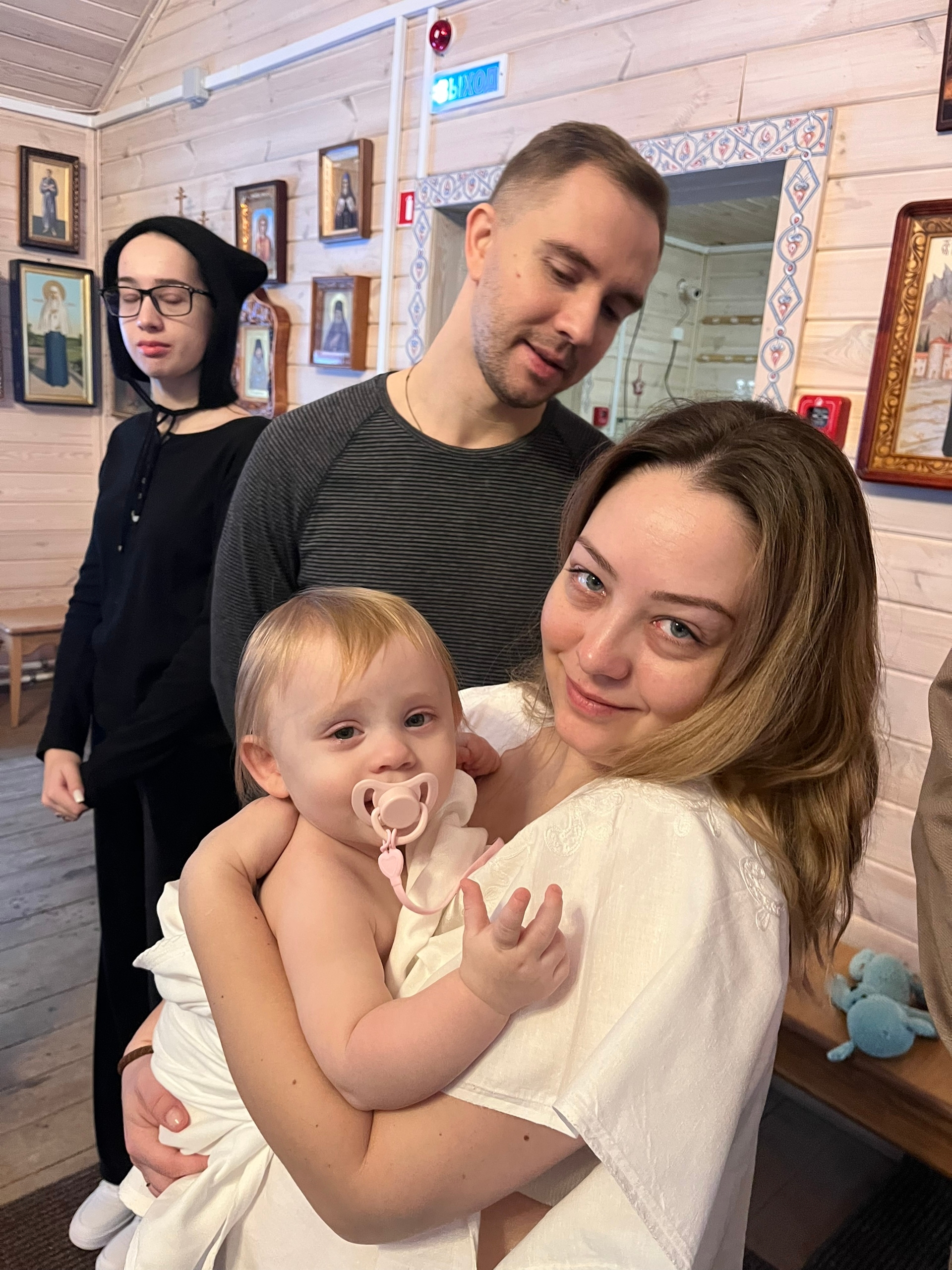 Вчера в нашей семье был особенный день, мы крестили наших родных Светочку и Майю….